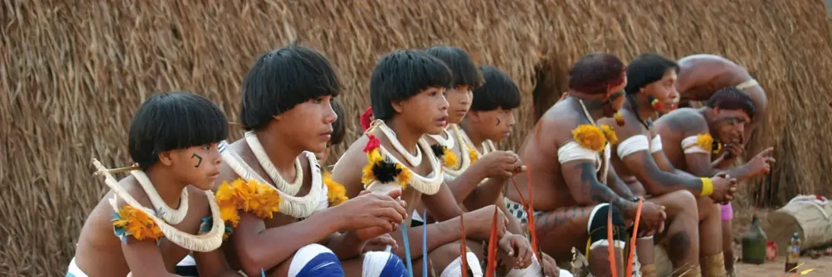 Festlich geschmückte Indianer-Jungen