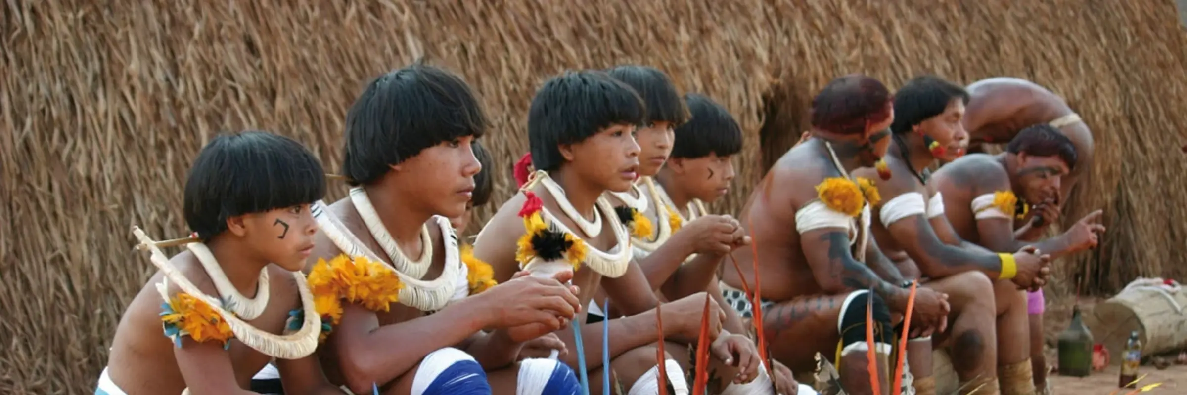 Festlich geschmückte Indianer-Jungen