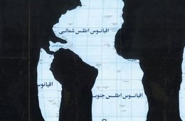 Ghazel, Marée Noire, 2013 schwarze Landmassen vor einer hellblauen Landkarte