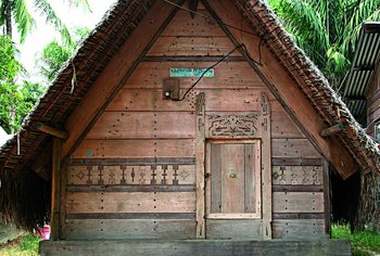 ein Holzhaus mit verziertem Giebel