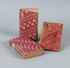 Bucheinbände mit Papier, das rosa-rot marmoriert ist
