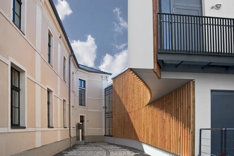 Aussenansicht eines alten und eines neuen Gebäudes