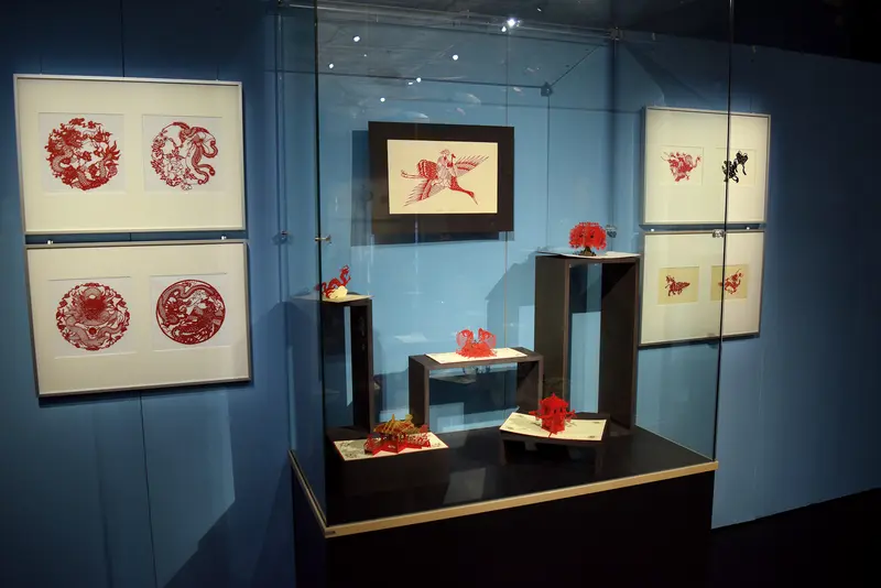 Blick in die Ausstellung "Kinder des Windes", Scherenschnitte