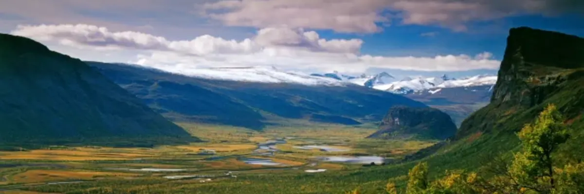 Ansicht eines Fjord im Herbst