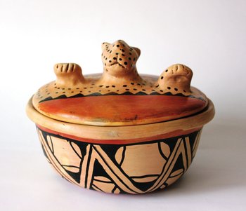 Keramikgefäß, auf dem Deckel eine Jaguar-Darstellung