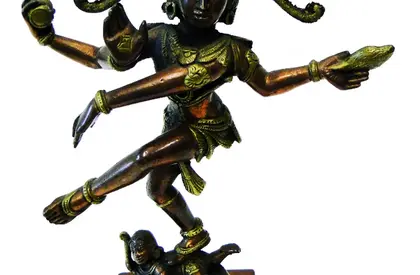 goldene Plastik von Shiva als König des Tanzes
