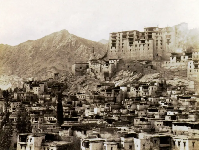 Stadt in Tibet, 1909, Foto: Bapu Pindi Lal