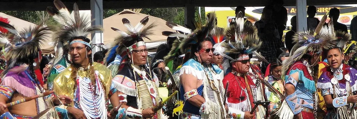 Foto mit Menschen in Indianerkleidung