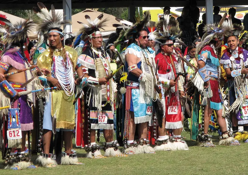 Foto mit Menschen in Indianerkleidung