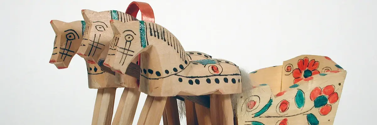 Holzwagen von Pferden gezogen