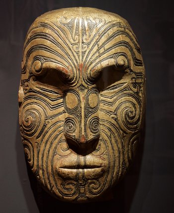 Holzmaske, Maoritattoos