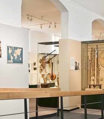 ein Raum mit Exponaten